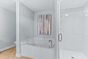 Shower, hair dryer, towels - 2BR beachfront condo w/ ocean views & pool (Miramar Beach)