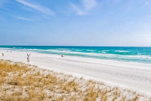 Beach nearby - Gulf-front condo: 2BR, pools, direct beach (Miramar Beach)