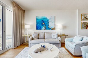 TV - Private Gulf-front condo with resort amenities (Miramar Beach)