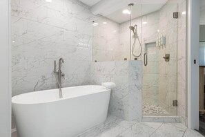 Shower, hair dryer, towels - Exclusive 2BR Oceanfront w/ Private Balcony (Miramar Beach)