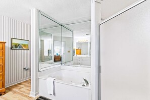Shower, hair dryer, towels - Beachfront condo with Gulf views (Miramar Beach)