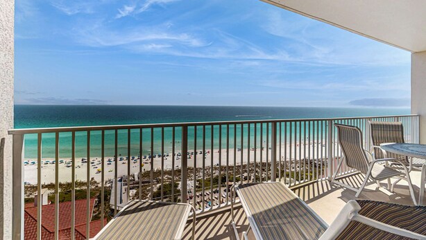 Ein Balkon mit Blick auf Strand und Meer.