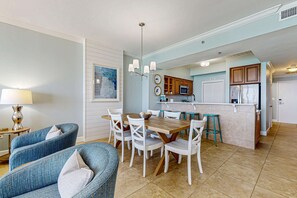 Dining - Exclusive beachfront condo w/ pool access (Miramar Beach)