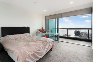 Iron/ironing board, bed sheets - 3-bedroom apartment in tranquil Auckland Central with AC (Auckland Central)