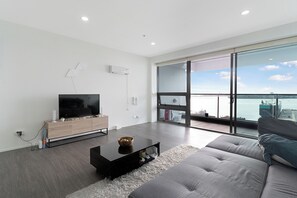 TV - 3-bedroom apartment in tranquil Auckland Central with AC (Auckland Central)