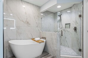 Shower, hair dryer, towels - Beachfront Condo with Gulf Views & Pool Access (Miramar Beach)
