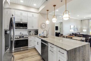 Fridge, microwave, oven, stovetop - Exclusive beachfront condo, sleeps 6 (Miramar Beach)