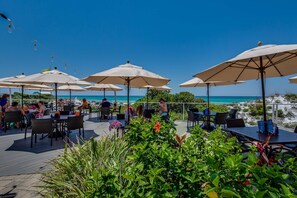 Outdoor dining - Exclusive beachfront condo, sleeps 6 (Miramar Beach)