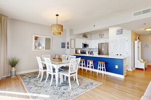 Dining - Beachfront condo with stunning Gulf view (Miramar Beach)