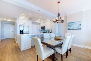Dining - 2BR Gulf-front condo, stunning views (Miramar Beach)