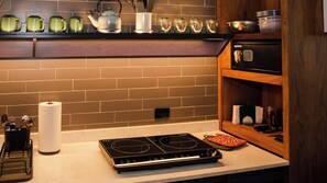 Fridge, microwave, stovetop, toaster - Studio Lapizlazuli |1Br|Cama Queen Size|Terraza (Guadalajara)