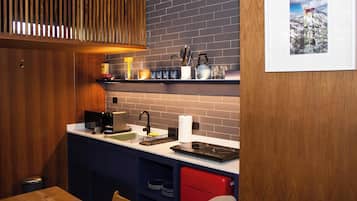 Réfrigérateur, micro-ondes, plaque de cuisson, grille-pain