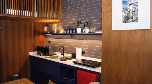 Réfrigérateur, micro-ondes, plaque de cuisson, grille-pain