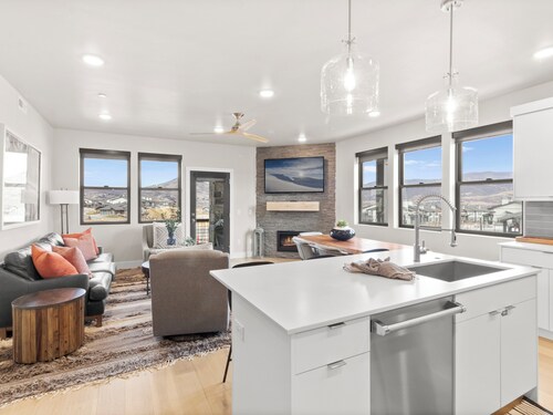 Mayflower Lakeside 104 | Reservoir + Mountain View | Full Kitchen | Private Bedrooms