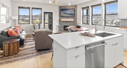 Mayflower Lakeside 104 | Reservoir + Mountain View | Full Kitchen | Private Bedrooms