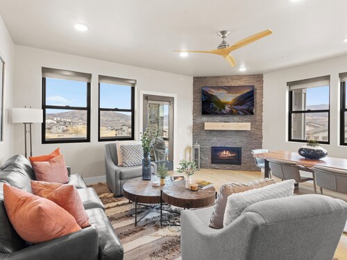 Mayflower Lakeside 104 | Reservoir + Mountain View | Full Kitchen | Private Bedrooms