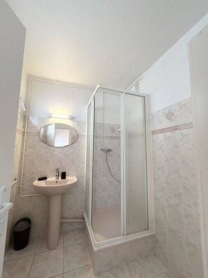 Bathroom - AS26735 - Studio Cabin with Side Sea View 4 pers (LE GRAU DU ROI)