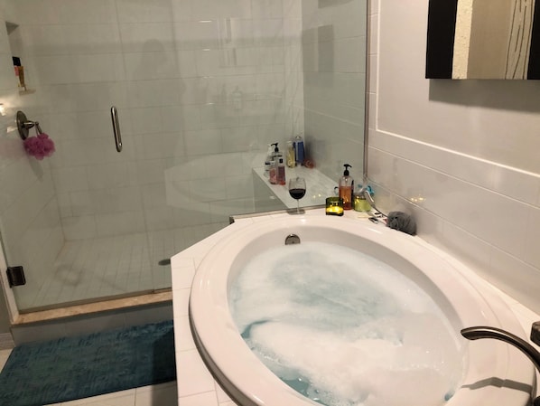 Haartrockner, Handtücher, Seife, Toilettenpapier