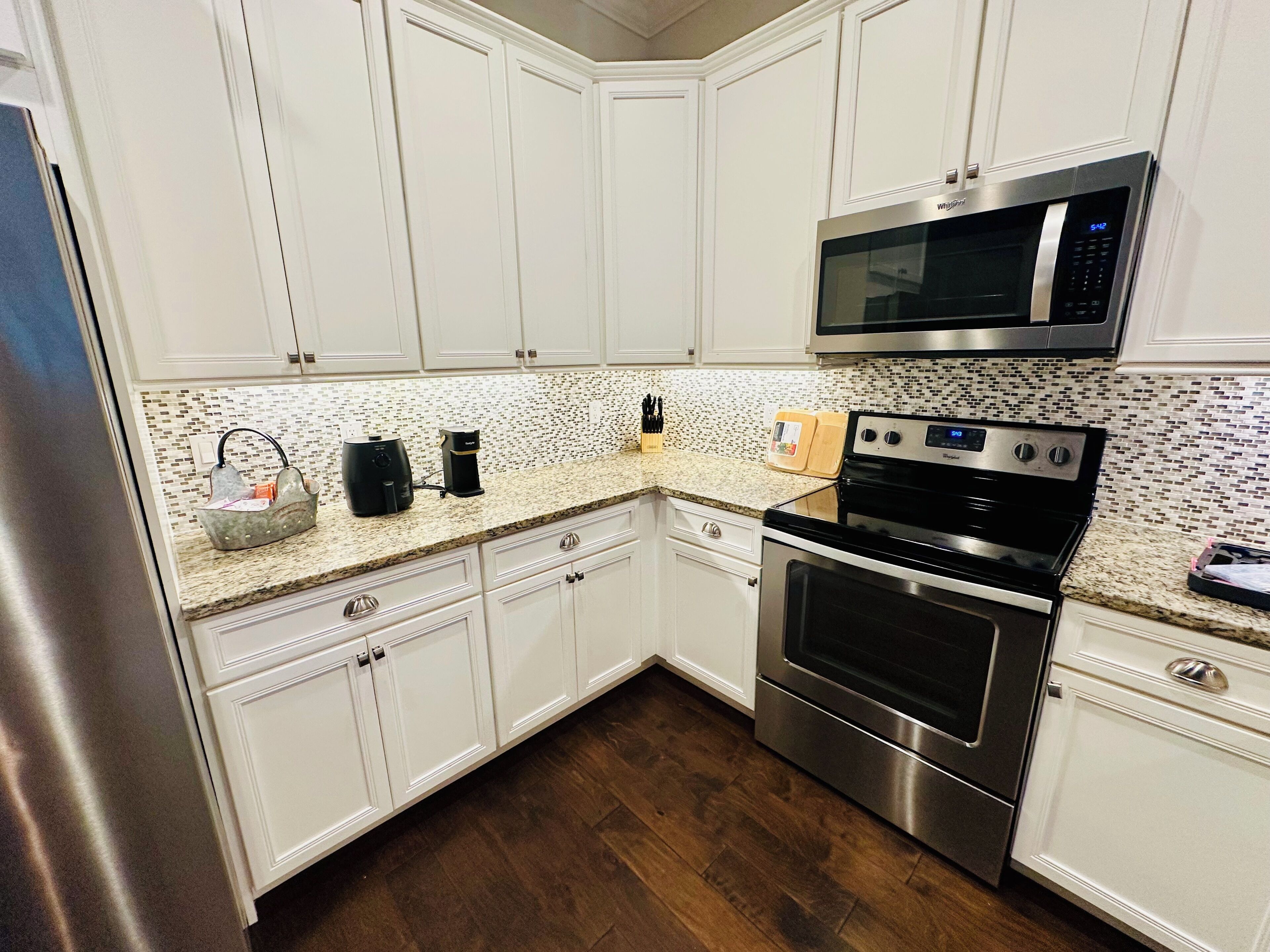 Kühlschrank, Mikrowelle, Herdplatte, Geschirrspüler