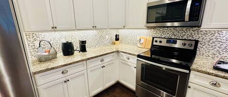 Réfrigérateur, micro-ondes, plaque de cuisson, lave-vaisselle