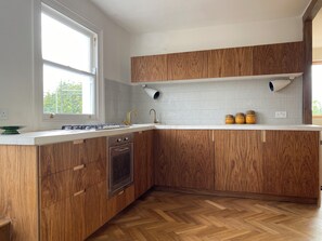 Ugn, spishäll och diskmaskin