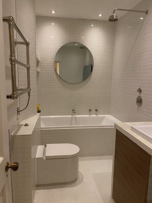 Hårtork, bidé, handdukar och tvål