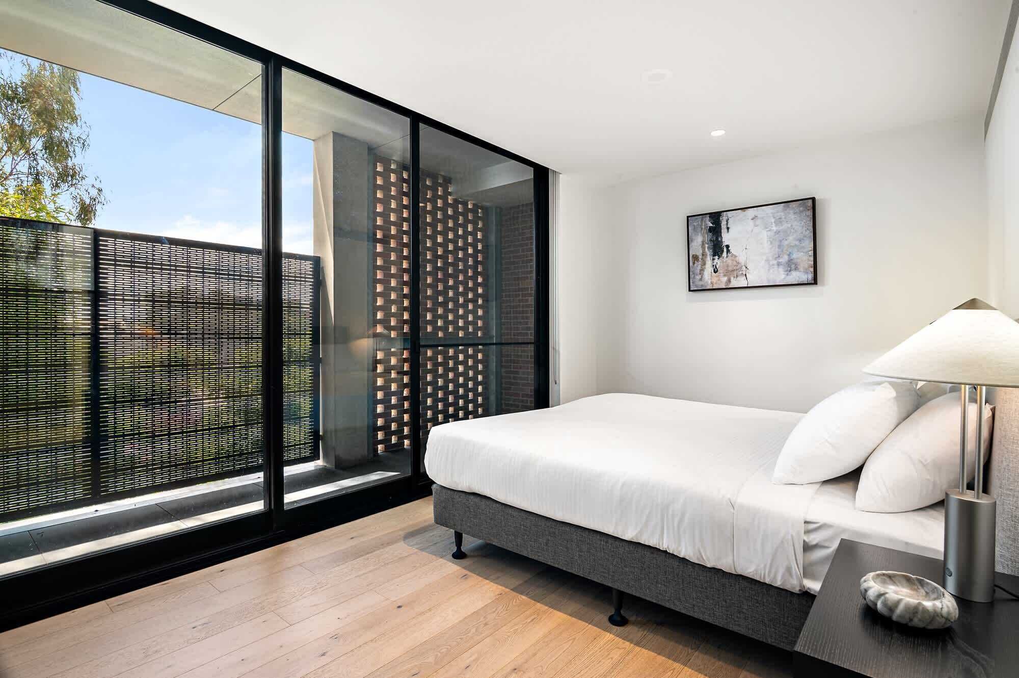 3 bedrooms, desk, WiFi, bed sheets