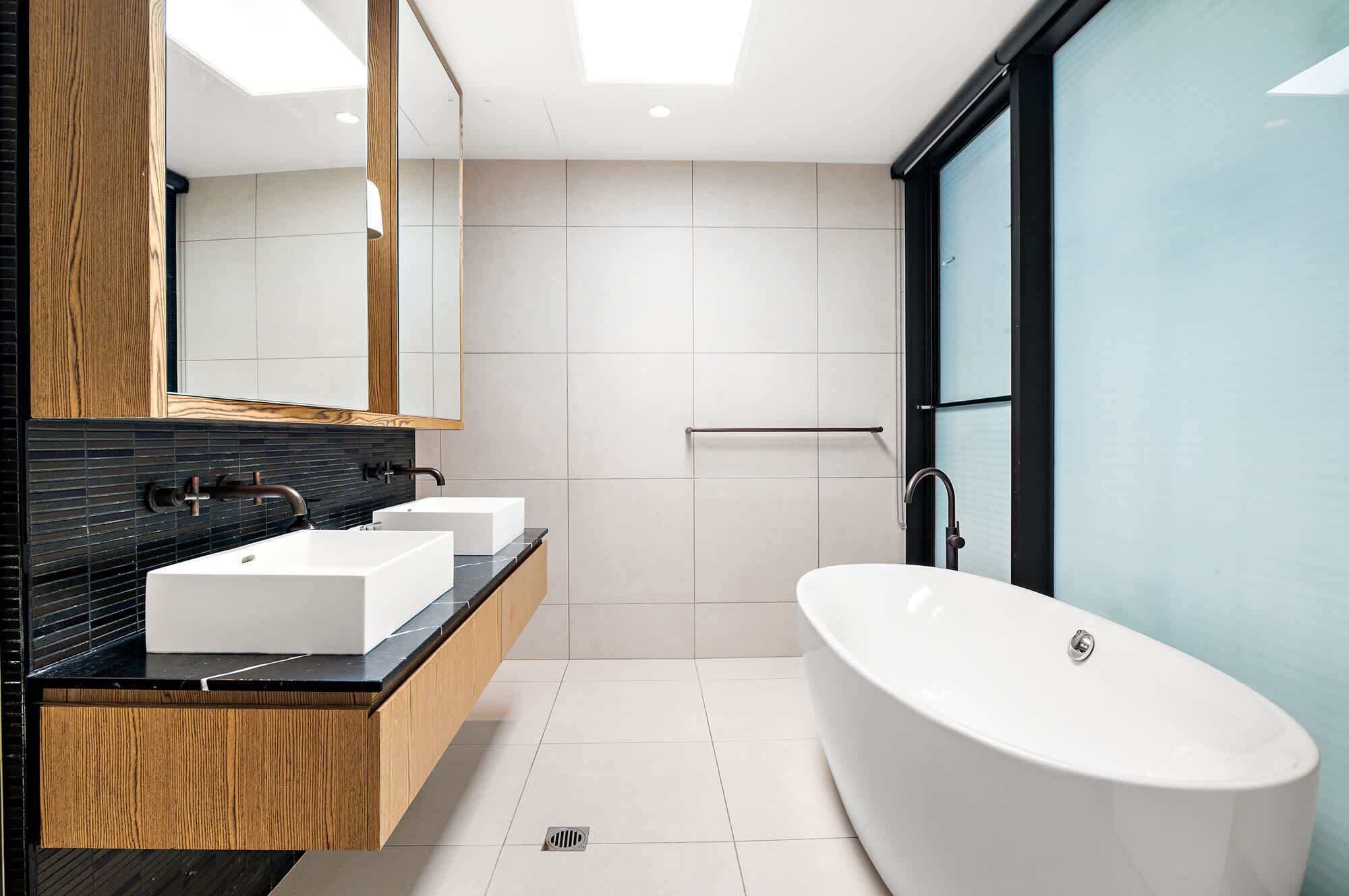 Douche, serviettes fournies, shampoing