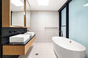 Shower, towels, shampoo - Stylish 3-Bed Townhouse in Vibrant Fitzroy (Fitzroy)