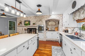 Fridge, microwave, oven, stovetop - 3-bedroom house in beautiful High Point with hot tub (High Point)