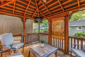 Interior - 3-bedroom house in beautiful High Point with hot tub (High Point)