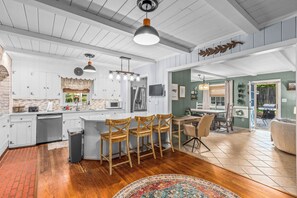 Interior - 3-bedroom house in beautiful High Point with hot tub (High Point)