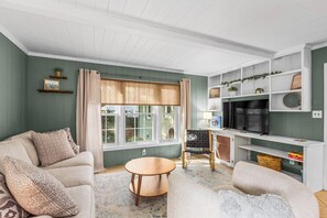 Smart TV, fireplace - 3-bedroom house in beautiful High Point with hot tub (High Point)