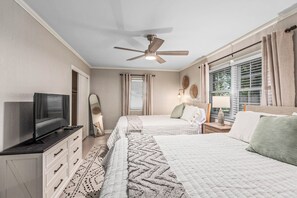 3 slaapkamers, een bureau, een strijkplank/strijkijzer, reisbedje