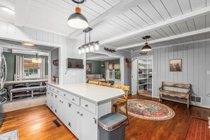 Interior - 3-bedroom house in beautiful High Point with hot tub (High Point)