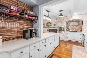 Fridge, microwave, oven, stovetop - 3-bedroom house in beautiful High Point with hot tub (High Point)