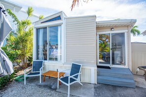 Terrace/patio - Waterfront Getaway with 23' Seawall, Boat Access, Outdoor Dining & Cozy Interiors (Cudjoe Key)