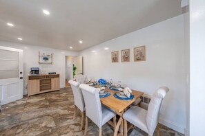 House | 3 bedrooms - Family Hot Tub 10 Guests Foosball Smart TV (Linden)