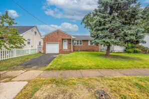 House | 3 bedrooms - Family Hot Tub 10 Guests Foosball Smart TV (Linden)