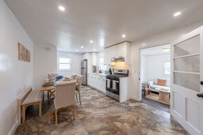 House | 3 bedrooms - Family Hot Tub 10 Guests Foosball Smart TV (Linden)