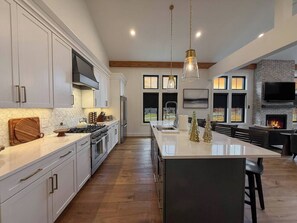 Fridge, microwave, oven, stovetop - The Timberline | Mountain Luxury + Hot Tub (Intervale)
