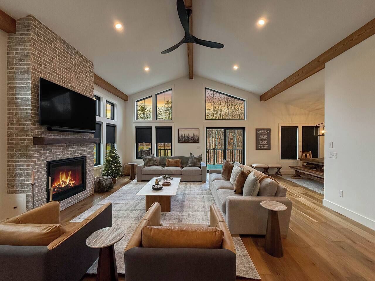 Una televisión, una chimenea, un reproductor estéreo