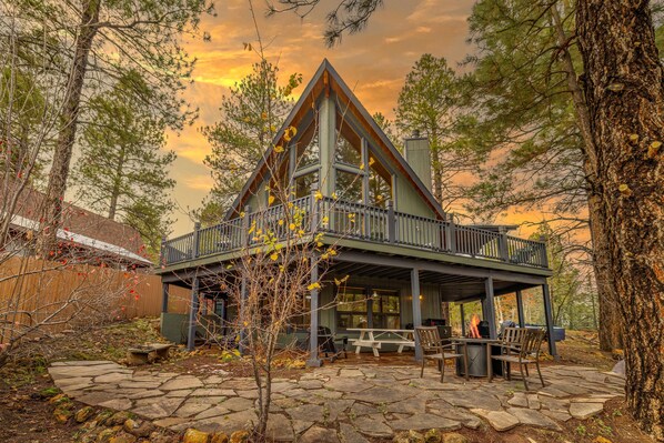 Outdoor dining - Modern Mountain Chalet with Wall-of-Windows & Forest Views. (Flagstaff)