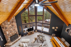 Smart TV y chimenea