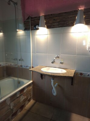 Deluxe-herbergi | Baðherbergi | Snyrtivörur án endurgjalds, handklæði, sápa, salernispappír