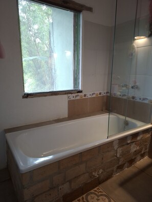 Quarto luxo | Banheiro | Produtos de toalete grátis, toalhas de banho, sabonete, papel higiênico