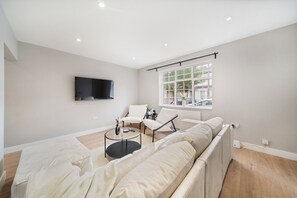 Smart TV - London Leytonstone Cosy 3BR 1.5 bath home w/Garden (London)