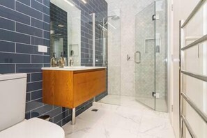 Hair dryer, towels, soap, shampoo - NYC Style Loft Apartment (Dunedin)