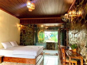 Superior Room, 1 King Bed, Patio, Mountain View