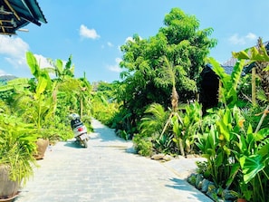 Courtyard - Rocky Mountain Ecolodge (Hoa Lu)